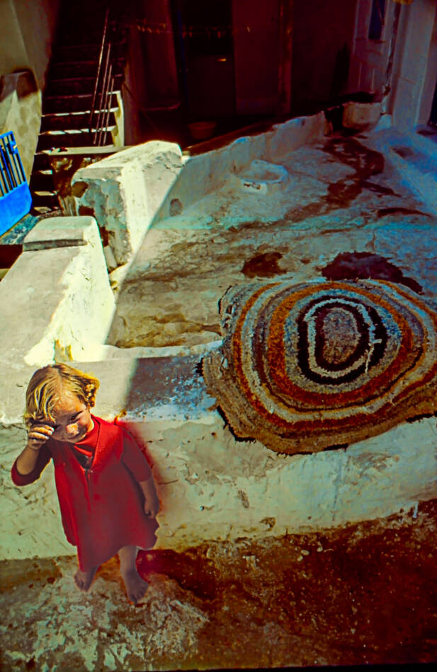 image de Grèce - petite fille devant les tapis