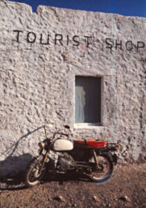 La boutique pour touriste était fermé. mais il y avait la moto du propriétaire.