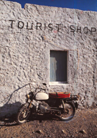 La boutique pour touriste était fermé. mais il y avait la moto du propriétaire.